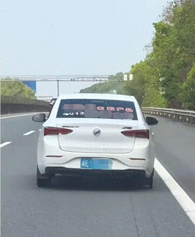 車主回應開車輪胎磨剩輪轂